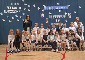 Na zdjęciu uczniowie klasy 1 wraz ze swoją wychowawczynią, p. Pauliną Bagińską, oraz z p. wicedyrektor, Magdaleną Pawlak.