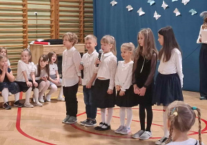 Na zdjęciu uczniowie klas 1 podczas występu.