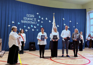 Na zdjęciu nauczyciele podczas otrzymania Nagrody Dyrektora.