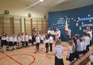 Na zdjęciu uczniowie klas 1 podczas ślubowania.