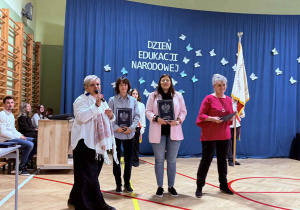 Na zdjęciu nauczyciele podczas otrzymania Nagrody Dyrektora.