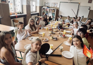 Na zdjęciu klasa 5b podczas uczty olimpijskiej.