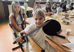 Na zdjęciu przebrane uczennice klasy 5b.