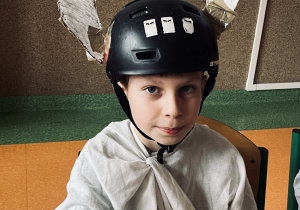 Na zdjęciu przebrany uczeń klasy 5b.