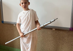 Na zdjęciu przebrany uczeń klasy 5b.