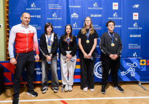 Na zdjęciu uczestnicy Zimowej Akademii Sportu wraz ze Zbigniewem Bródką.