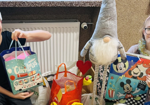 Na zdjęciu uczniowie klasy 8b oraz część darów przyniesiona przez społeczność szkolną.