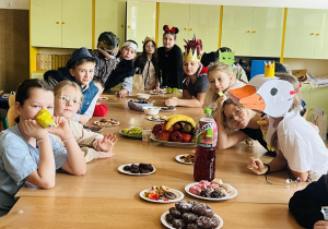 Na zdjęciu uczniowie z klas 4 przebrani w stroje bohaterów z legend.