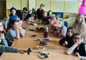 Na zdjęciu uczniowie z klas 4 przebrani w stroje bohaterów z legend.