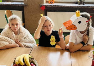 Na zdjęciu uczniowie z klas 4 przebrani w stroje bohaterów z legend.