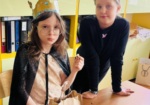 Na zdjęciu uczniowie z klas 4 przebrani w stroje bohaterów z legend.