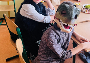 Na zdjęciu uczniowie z klas 4 przebrani w stroje bohaterów z legend.
