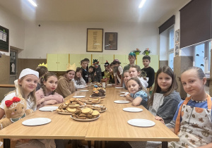 Na zdjęciu uczniowie z klas 4 przebrani w stroje bohaterów z legend.