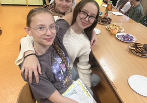 Na zdjęciu uczniowie z klas 4 przebrani w stroje bohaterów z legend.