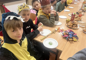 Na zdjęciu uczniowie z klas 4 przebrani w stroje bohaterów z legend.