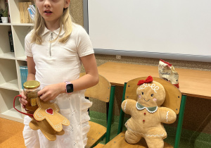 Na zdjęciu uczennica z klasy 4 przebrana w strój bohaterów z legend.