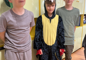 Uczniowie z klas 4 przebrani w stroje bohaterów z legend.