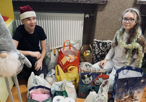 Na zdjęciu uczniowie z klas 4 przebrani w stroje bohaterów z legend.