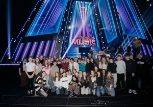 Na zdjęciu uczniowie podczas nagrania do programu.