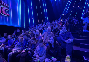 Na zdjęciu uczniowie podczas nagrania do programu.