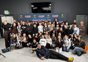 Na zdjęciu uczniowie przed nagraniem do programu.