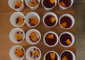 Na zdjęciu kubeczki z herbatą.