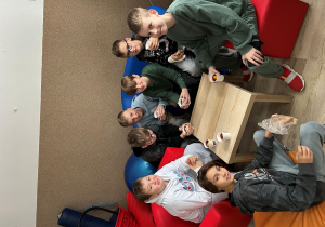 Na zdjęciu uczniowie klas 5 podczas picia herbaty zimowej.