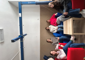 Na zdjęciu uczniowie klas 8 podczas picia herbaty zimowej.