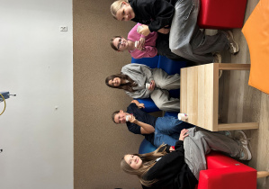 Na zdjęciu uczniowie klas 7 podczas picia herbaty zimowej.