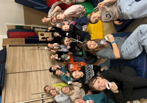 Na zdjęciu uczniowie klas 4-6 podczas picia herbaty zimowej.