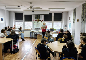 Na zdjęciu uczniowie podczas wysłuchiwania informacji o historii miasta Łodzi.