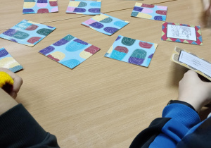 Na zdjęciu uczniowie podczas gry w memory.