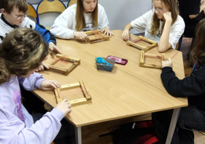 Na zdjęciu uczniowie podczas wykonywania breloczków na przędzy.