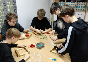 Na zdjęciu uczniowie podczas wykonywania breloczków na przędzy.