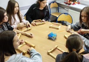 Na zdjęciu uczniowie podczas wykonywania breloczków na przędzy.