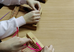 Na zdjęciu uczniowie podczas wykonywania breloczków na przędzy.