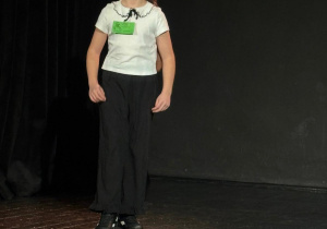 Na zdjęciu uczestniczka konkursu podczas swojego wystąpienia.