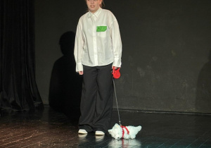 Na zdjęciu uczestniczka konkursu podczas swojego wystąpienia.