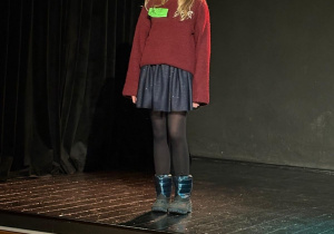 Na zdjęciu uczestniczka konkursu podczas swojego wystąpienia.