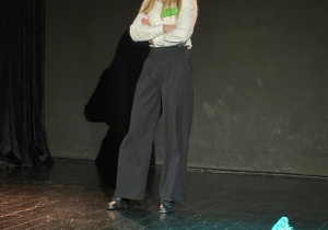 Na zdjęciu uczestniczka konkursu podczas swojego wystąpienia.