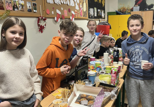 Na zdjęciu uczniowie podczas sprzedaży słodkości.