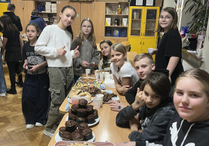 Na zdjęciu uczniowie podczas sprzedaży słodkości.