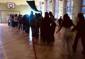 Na zdjęciu uczniowie podczas tańczenia popularnej belgijki.