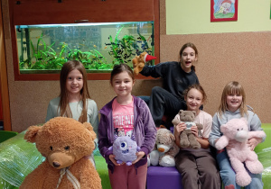 Na zdjęciu uczniowie podczas Dnia Pluszowego Misia.