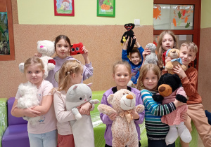 Na zdjęciu uczniowie podczas Dnia Pluszowego Misia.