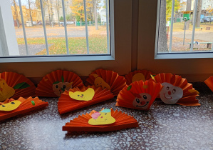 Na zdjęciu jesienne prace uczniów.