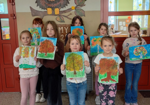 Na zdjęciu uczniowie wraz ze swoimi jesiennymi pracami.