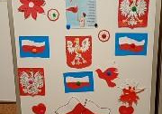 Na zdjęciu prace plastyczne z okazji Dnia Niepodległości.