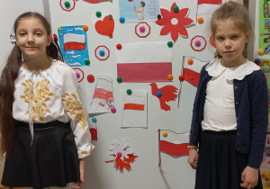 Na zdjęciu prace plastyczne z okazji Dnia Niepodległości.