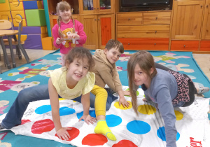 Na zdjęciu uczniowie podczas zabaw świetlicowych.